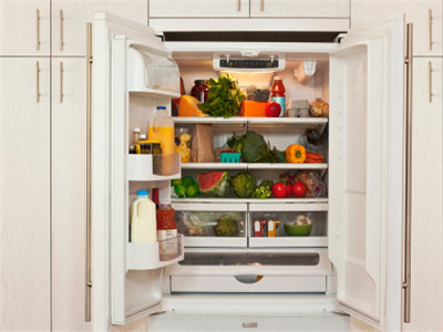 冰箱摆放对着厨房门好不好？