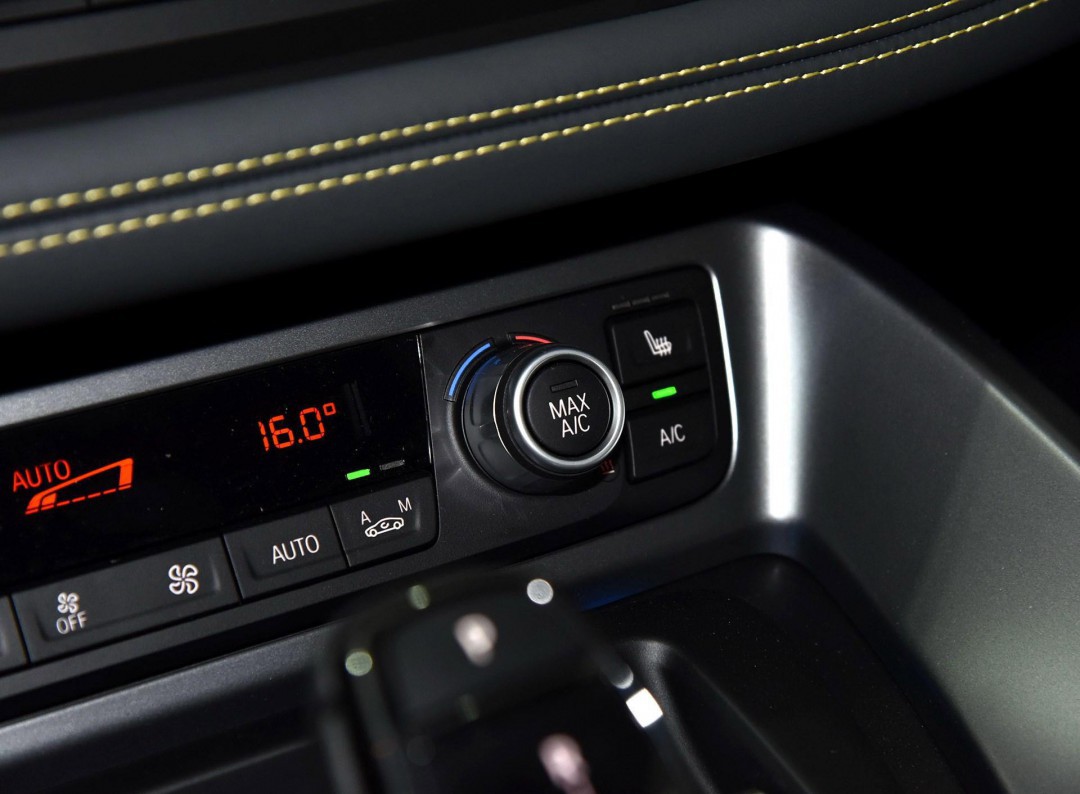 汽车冬天开空调有异味是怎么回事-怎样解决空调异味？