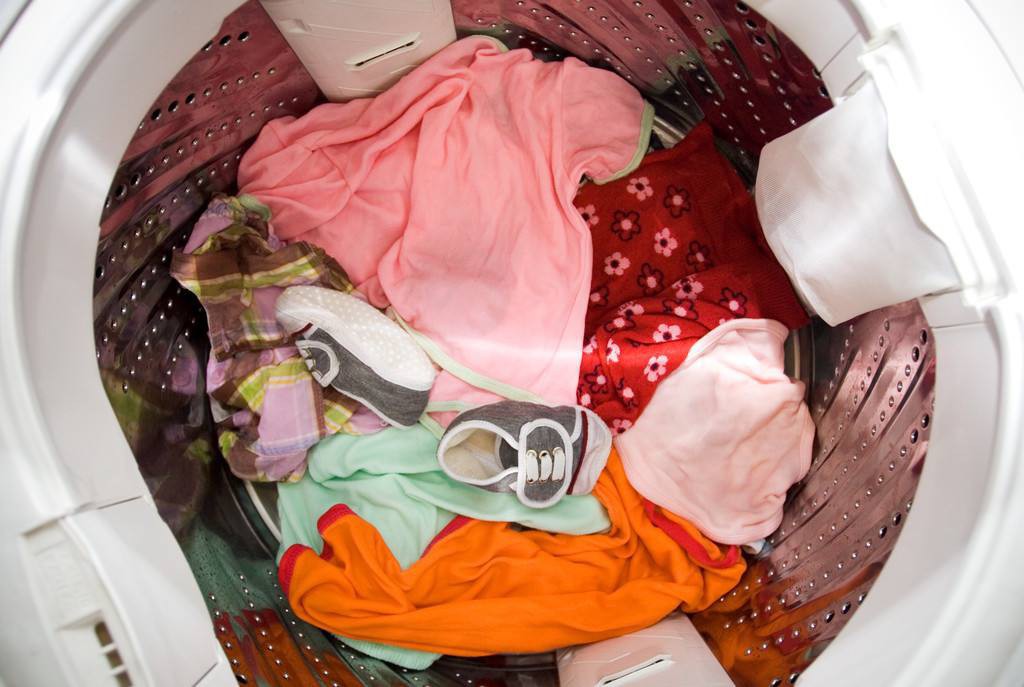 婴儿的衣服可以用洗衣机洗吗-能和大人衣服混在一起洗吗